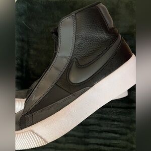 NIKE
BLACK
SIZE 6.5
